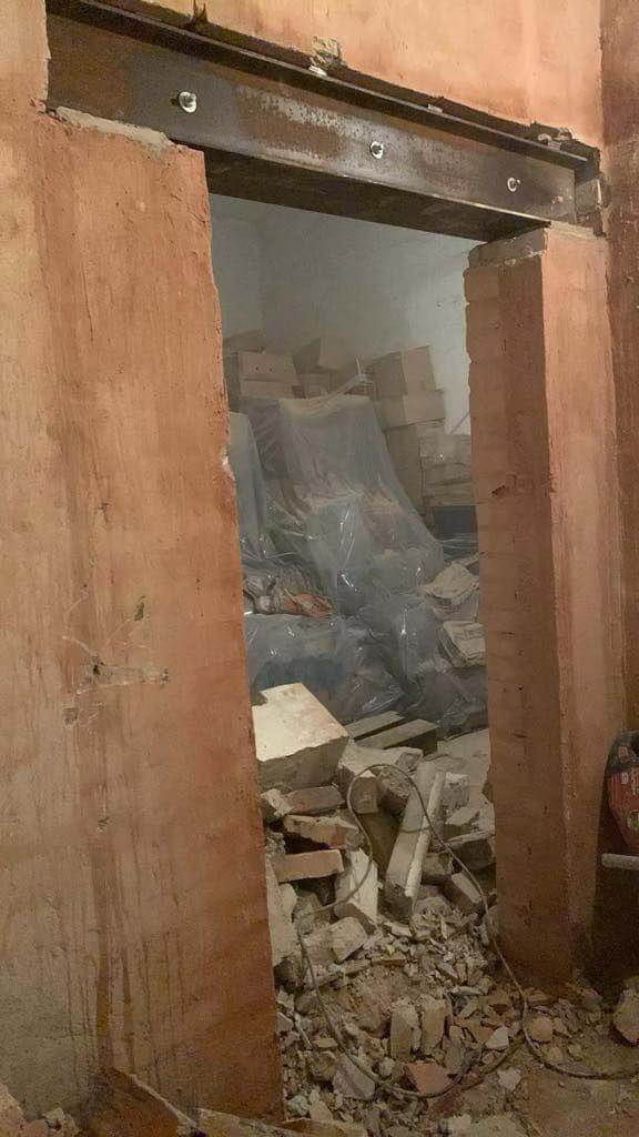 Statikai acél áthidaló beépítése teherhordó fal bontása után, precíz falvágással és szerkezetmegerősítéssel.