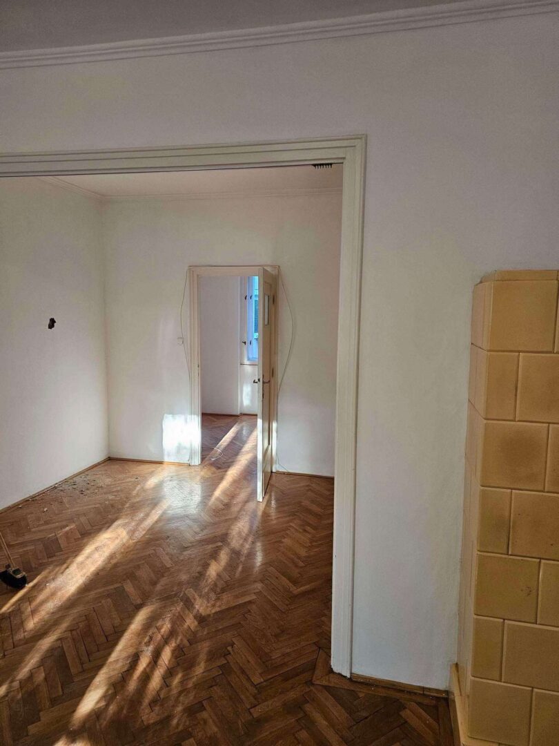 Falbontás és ajtónyílás bővítés utáni állapot, kész padlóval, tisztán eldolgozott falszélek – lakásfelújítás Budapest XIII. kerület