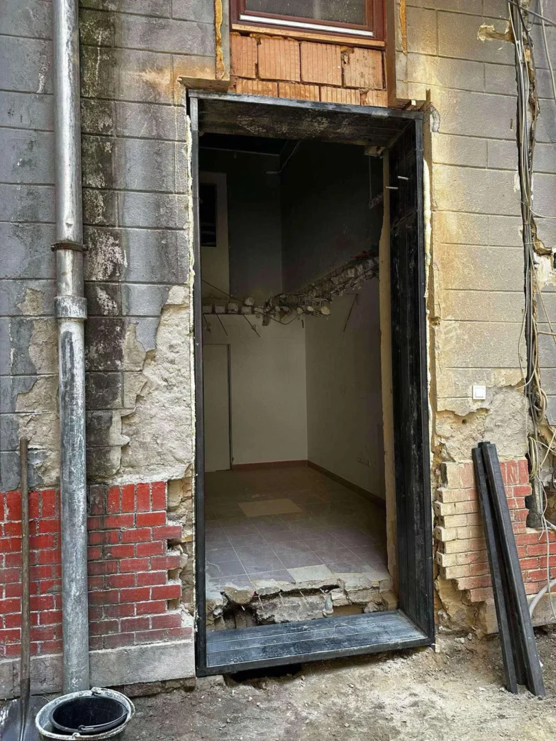 ProCut szakemberek által kivágott külső falszakasz, acélgerendás áthidaló beépítésével, új nyílás kialakításához, építkezés közben.