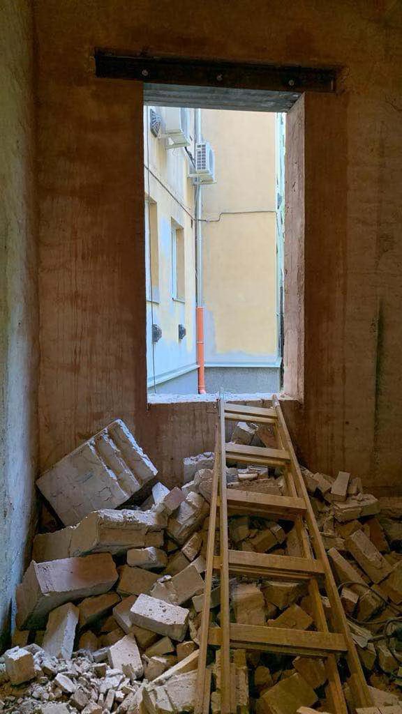 Áthidaló acélgerenda beépítés, Betonvágás, Újonnan kivágott nyílás falban acél áthidaló gerenda beépítésével, bontási törmelék és rámpa látható, ProCut kivitelezés dokumentációja.