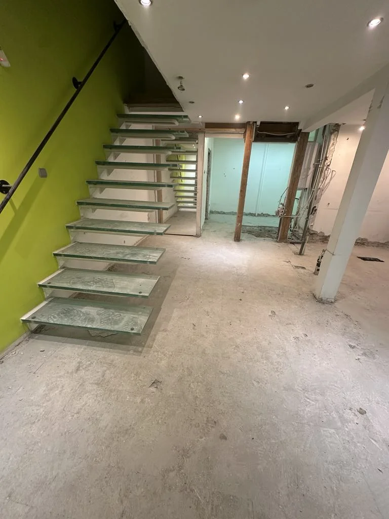 Belső falbontás és szerkezeti átalakítás után megmaradt lépcsősor, felújítás előtti állapotban – beltéri bontás Budapest