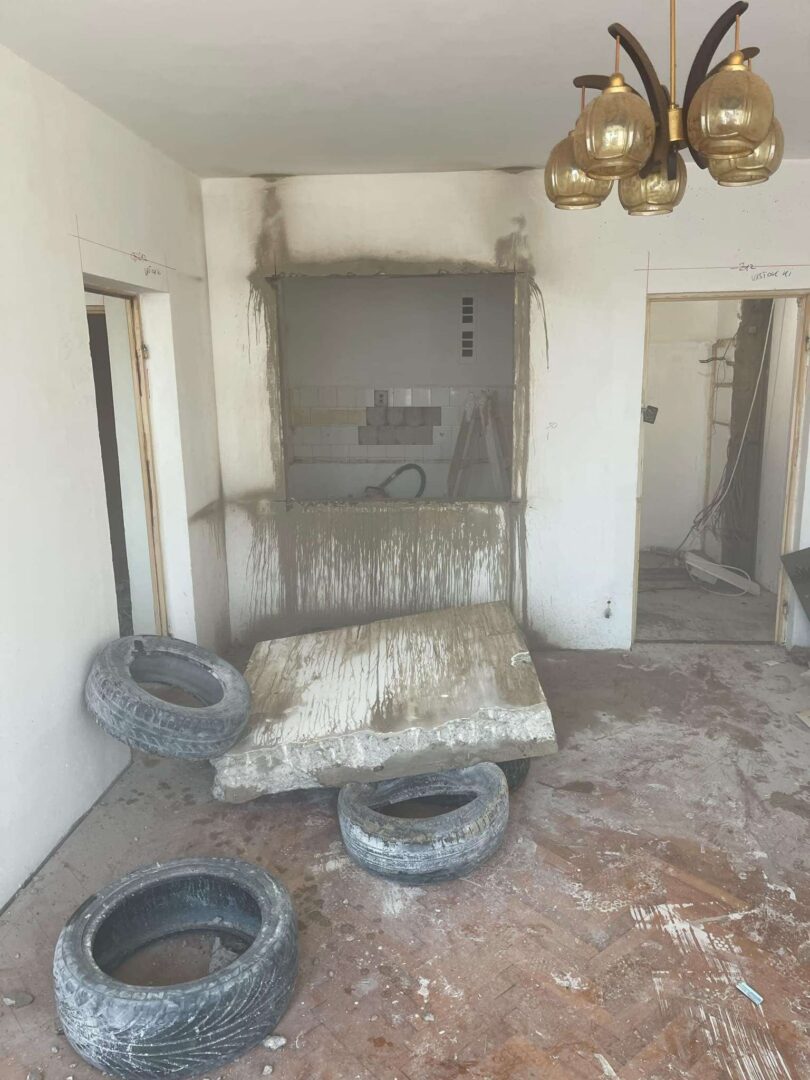 Panel fal betonvágás során kibontott nyílás bontási törmelékkel és sitt elszállítással Budapest belvárosában