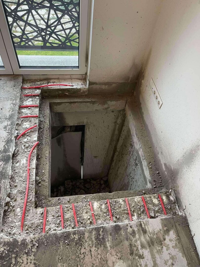 Betonpadló precíz kivágása belső lépcső vagy akna kialakításához, piros vágásjelöléssel – ProCut kivitelezés.