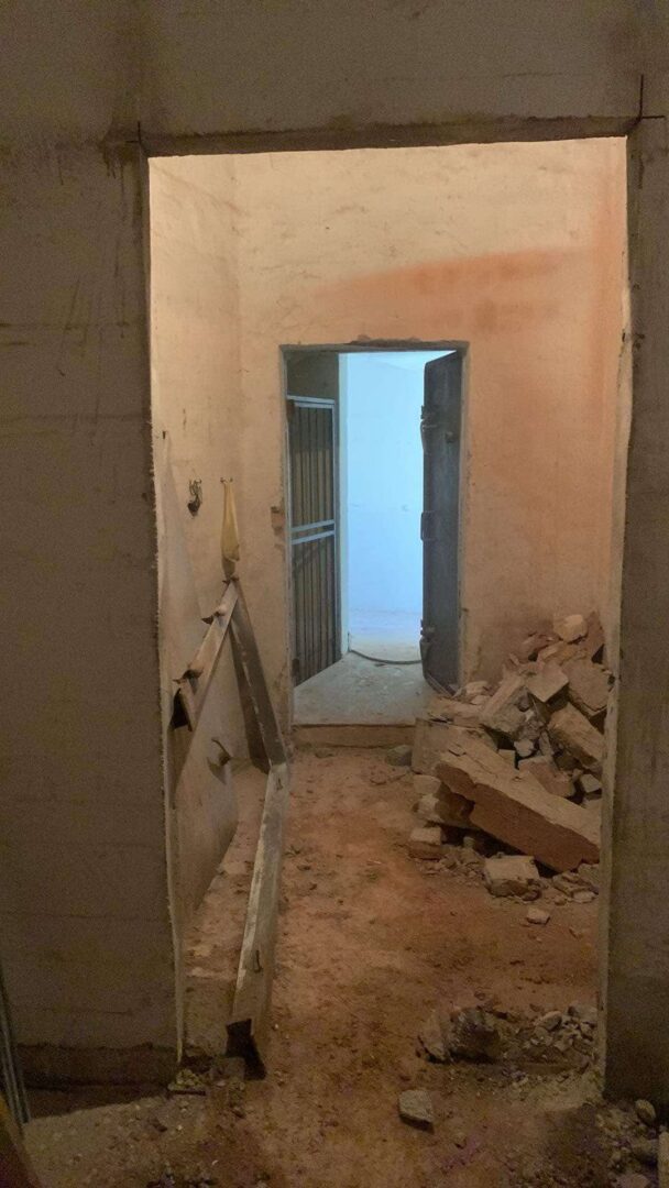 Frissen kivágott ajtónyílás egy épület falában, bontási törmelékkel körülvéve, ipari falvágás ProCut kivitelezésben.