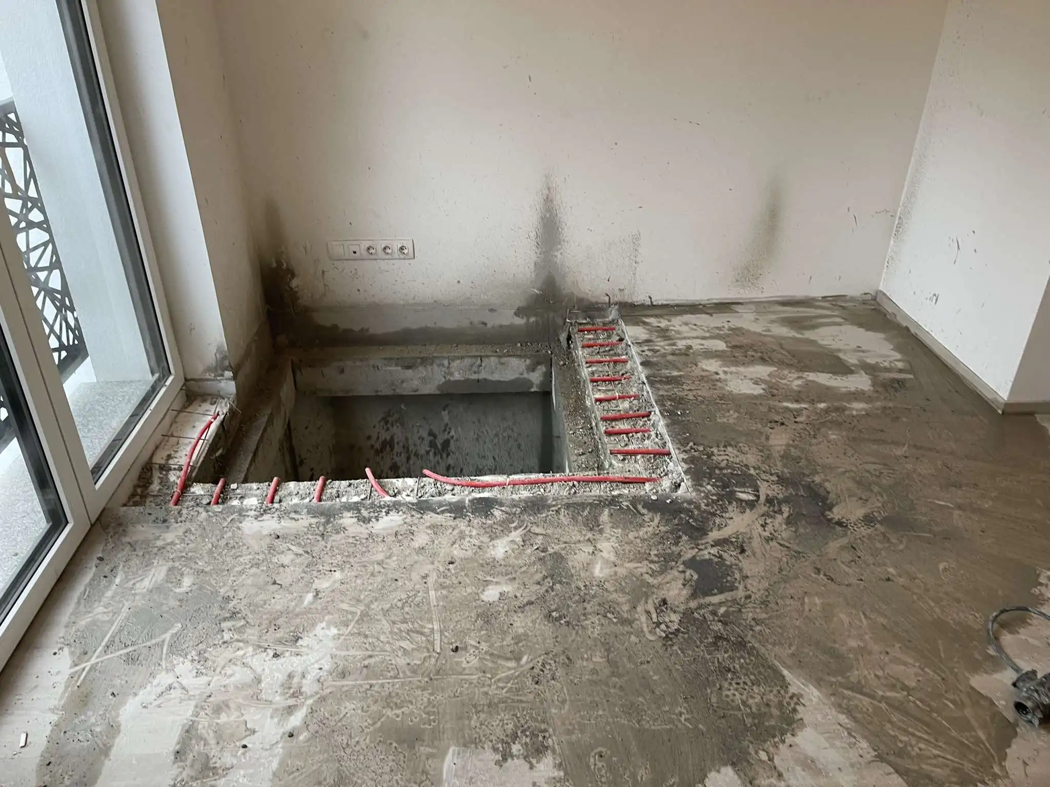 Betonfödém kivágása beltérben, pontos padlóáttörés gépi vágással, lakásfelújítás közben Budapesten.