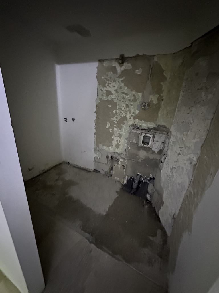 Belső fal bontása vízkiállásokkal, régi burkolat eltávolítása után – ProCut csempementesítés és előkészítés felújításhoz.