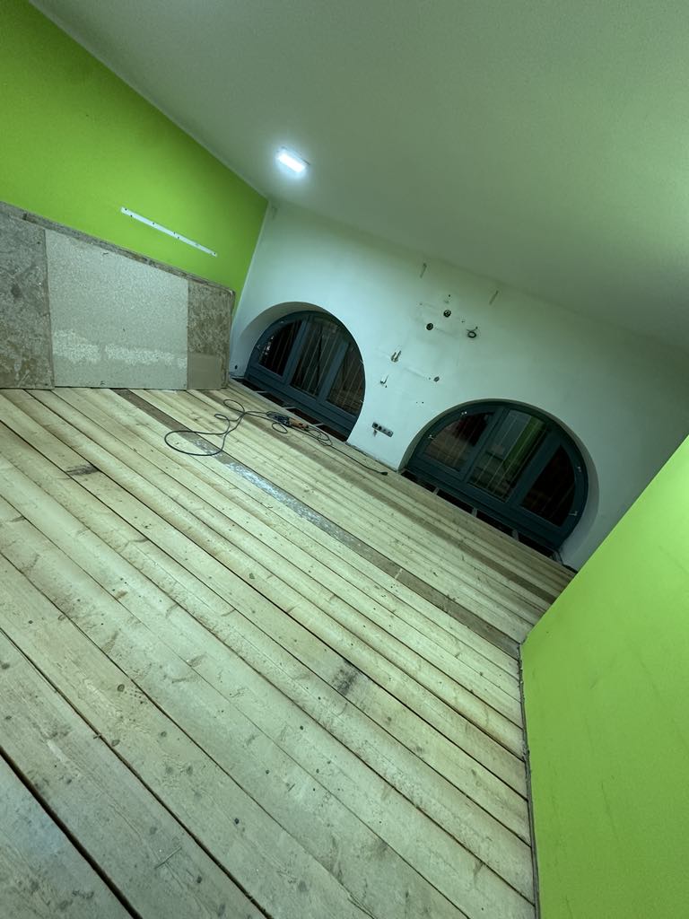 Belső tér bontás és előkészítés után, új fa pallópadlóval és falazott boltíves nyílásokkal, ProCut kivitelezési dokumentáció.