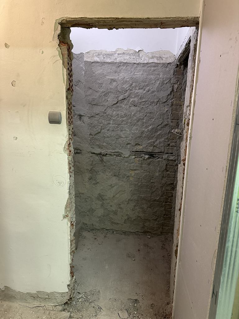 Beltéri ajtókeret bontása és falról ragasztóanyag, csempe eltávolítása utáni állapot, ProCut felújításra kész kivitelezés közben.