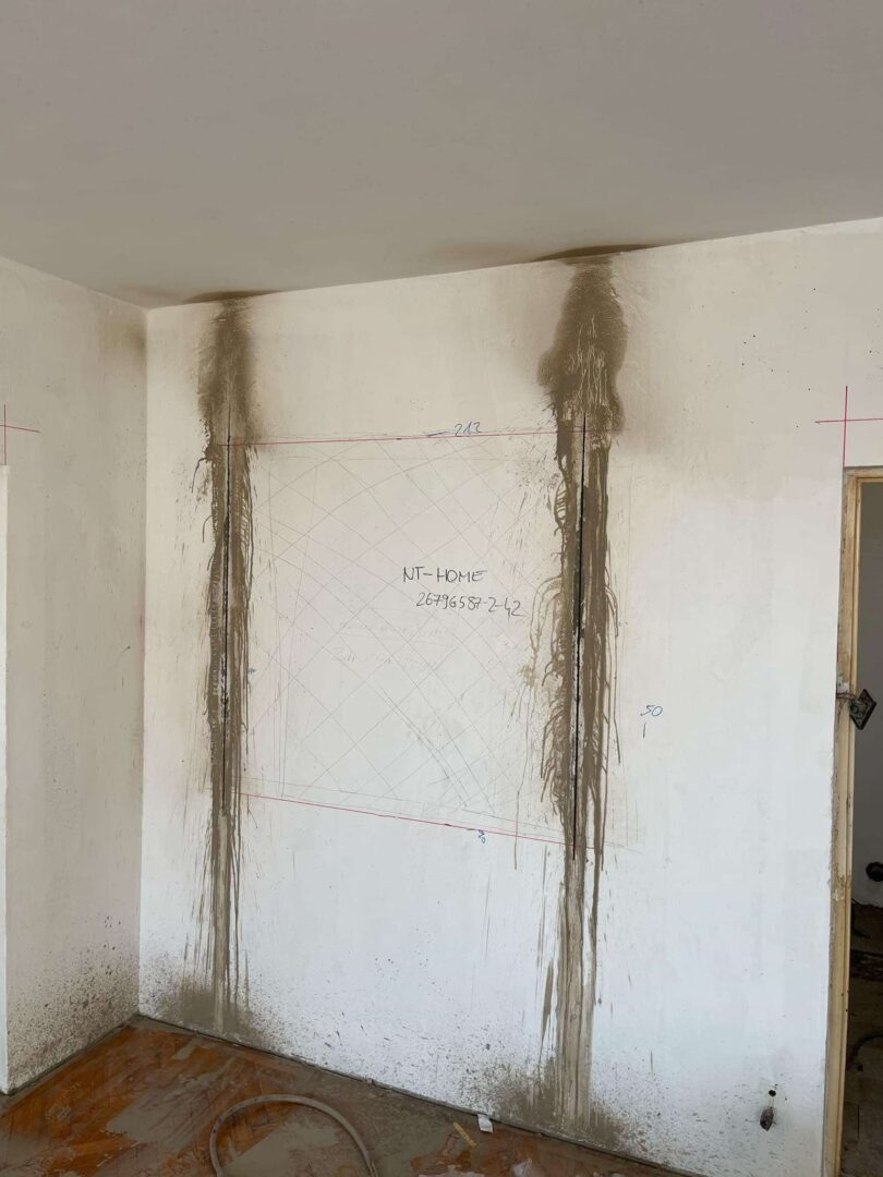 Beltéri falvágás előtti előkészítés, vasalat feltárás és nyílás kijelölése ProCut bontási folyamat során.