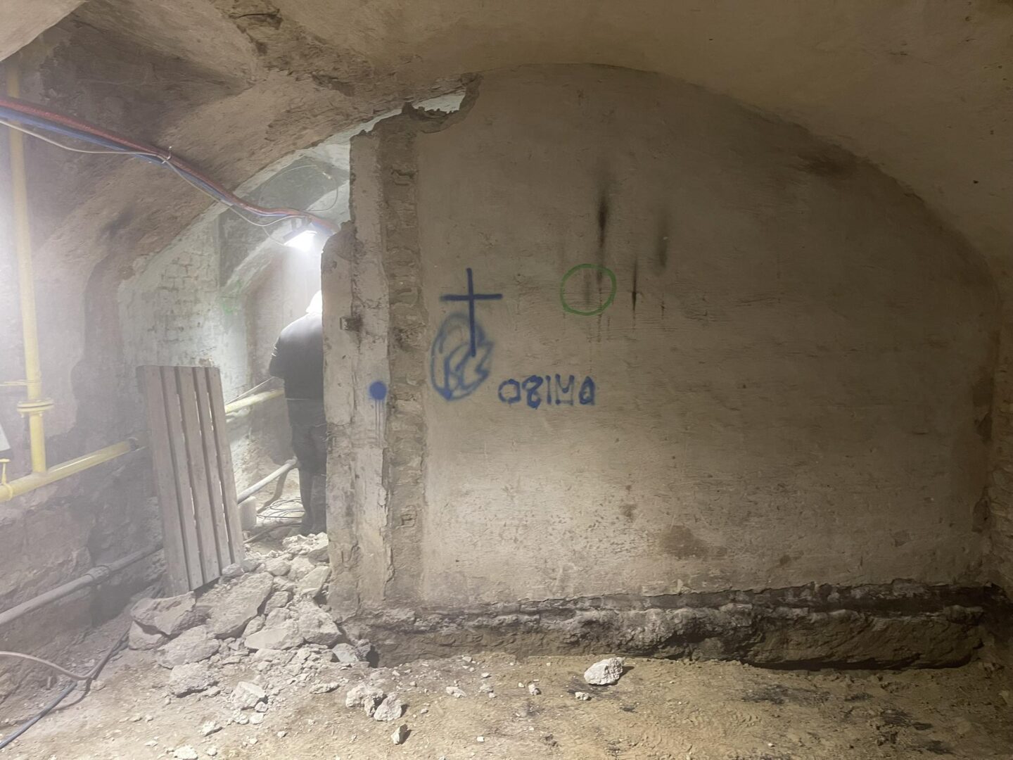 Boltíves pince bontása részleges faláttöréssel, ipari betonvágás és szerkezeti megerősítés előtti állapotban.