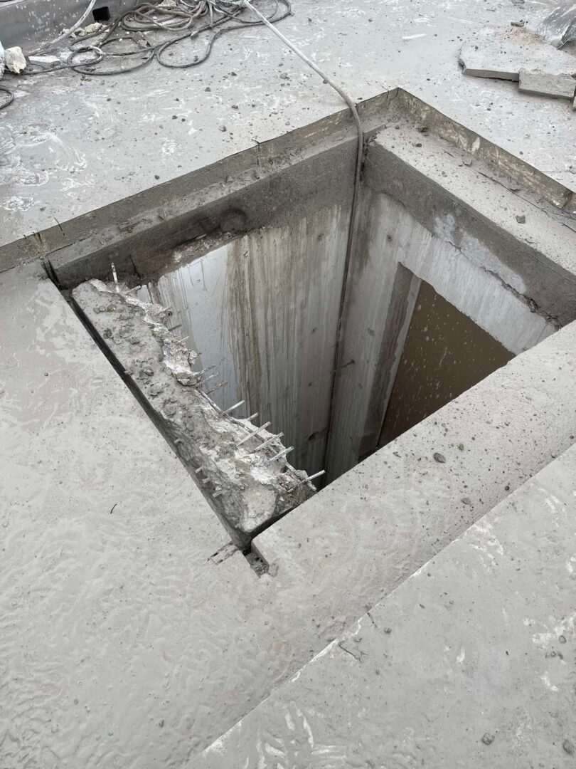 Födém kivágása ipari gyémánttechnológiával, vasbeton mennyezet betonvágása liftaknának, ProCut kivitelezés.