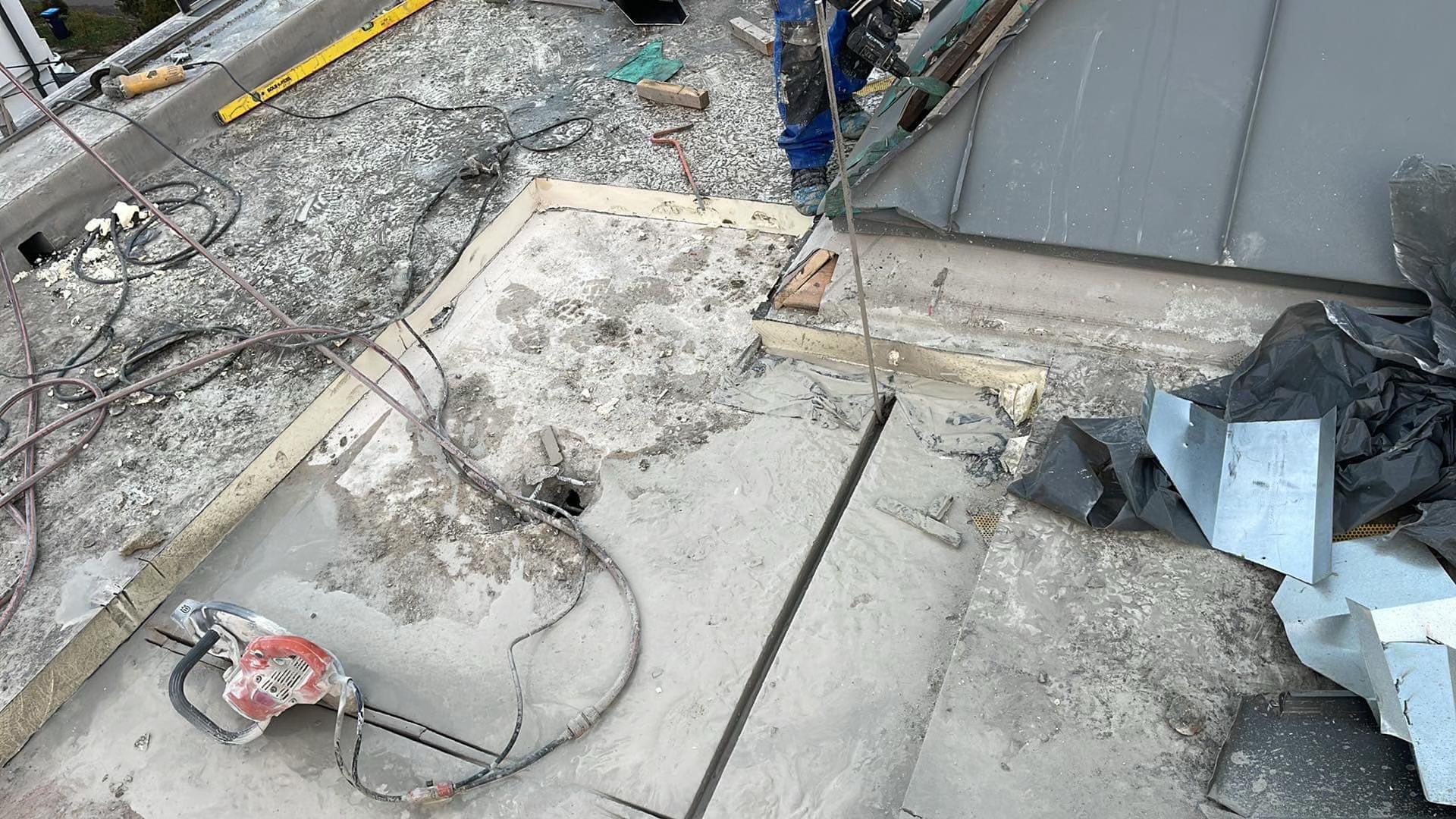 Kültéri betonfödém vágása bontás során, vágógép és bontási munkaterület, ProCut kivitelezés közben.