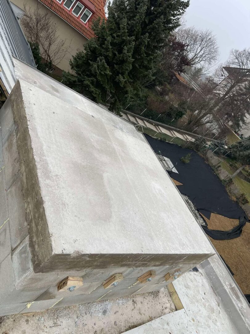 Lapos tető betonozása zsaluzás után, külső vasbeton szerkezet építése családi házon, Budapest külvárosában