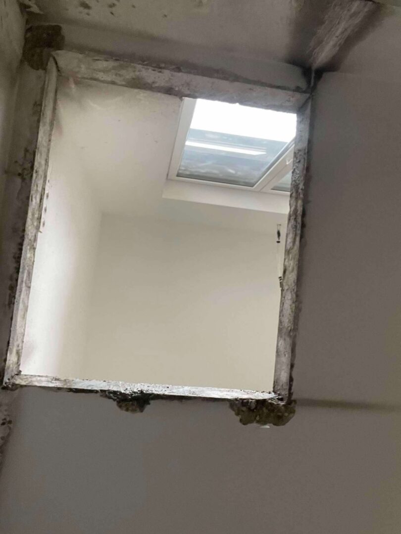 Mennyezeti betonvágás tetőtéri nyíláshoz, szerkezetkivágás a plafonban természetes fény bevezetéséhez, Budapest