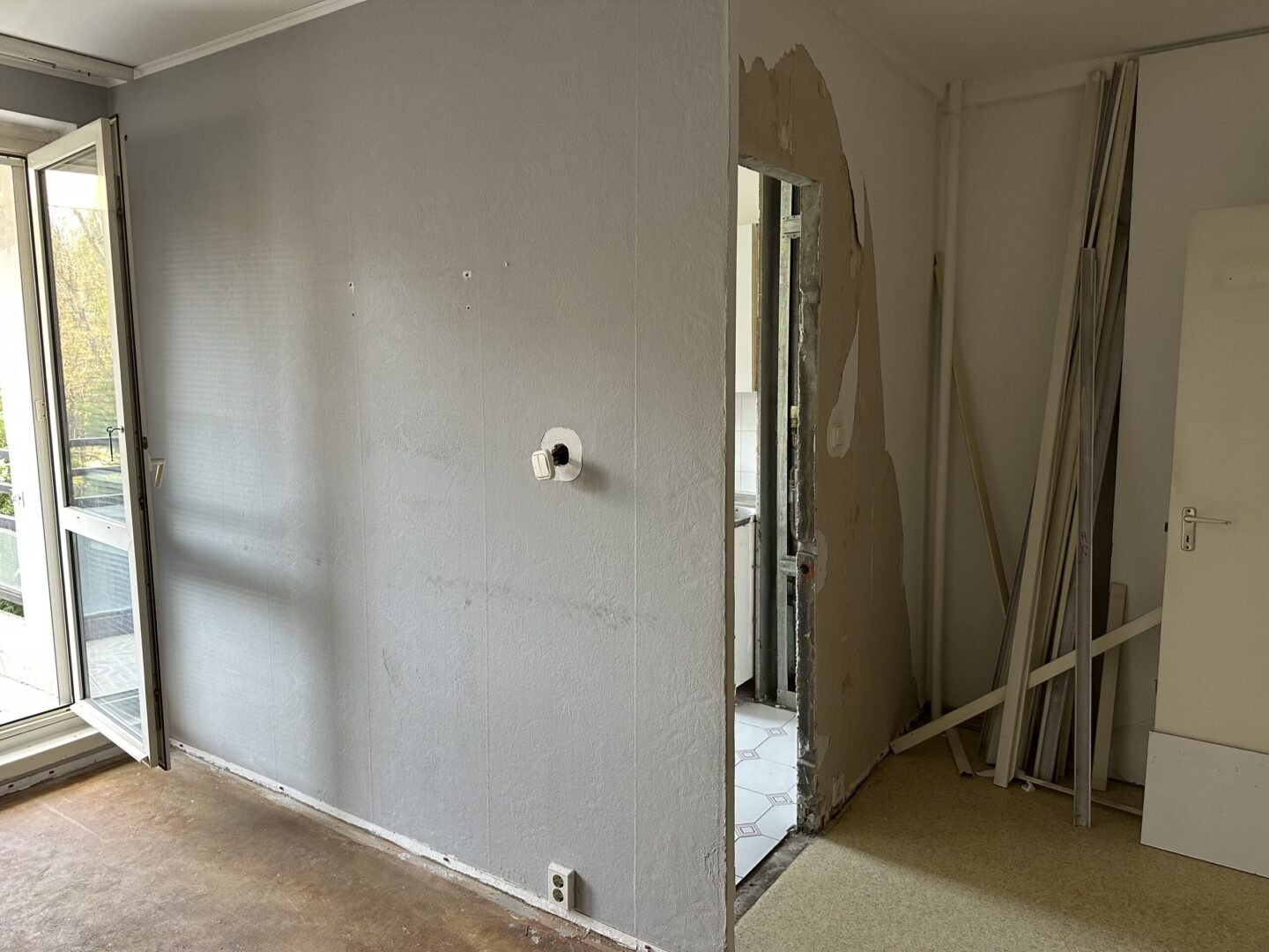 Belső válaszfal részleges bontása panel lakásban, betonvágás nyomai a falon