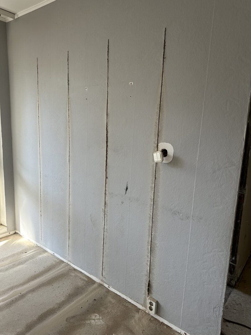 Betonvágás előkészítése panel falban, függőleges vágások, oszloponkénti bontáshoz