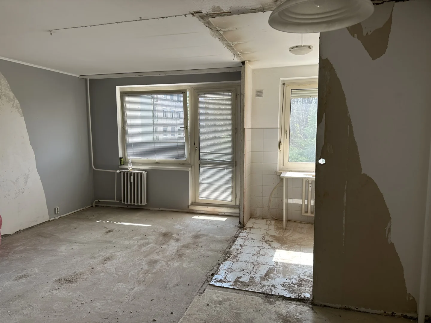 Panel lakás falbontása közben, betonfal vágása konyha és nappali között, felújítás előtti állapot