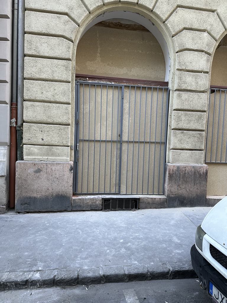 Homlokzati nyílás szerkezetbontás után, boltíves városi épületben, ProCut kivitelezés utáni állapot dokumentálása.