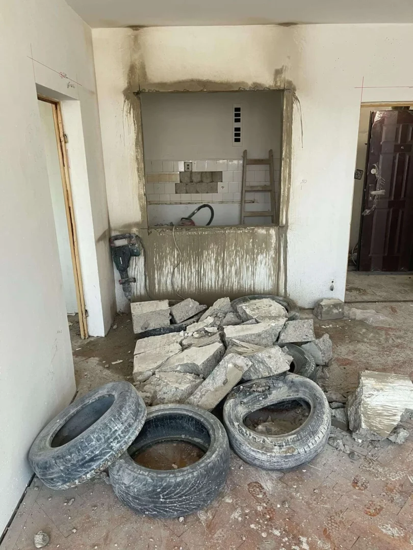 Belső fal betonvágása lakásfelújítás során, bontott falrész törmeléke sitt elszállításra előkészítve