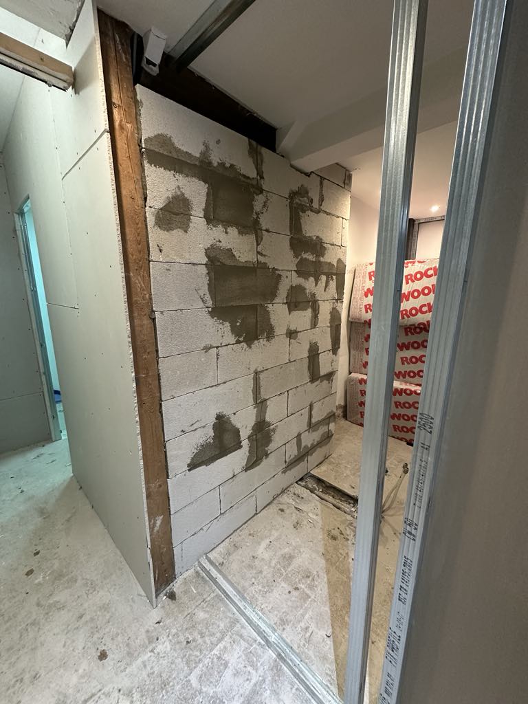 Ytong válaszfal építés közbeni állapota belső kivitelezés során, ProCut dokumentációban, fém vázszerkezettel kombinálva.